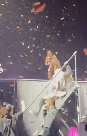 ▲▼ BLACKPINK Ros&eacute;唱一半「慘摔下樓」驚悚瞬間全被拍　影片引擔憂。（圖／翻攝自X）