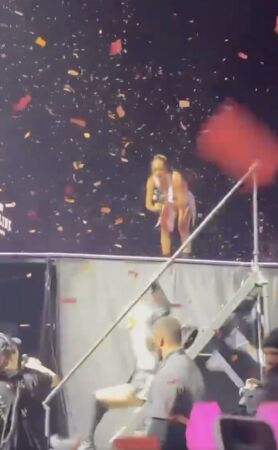 ▲▼ BLACKPINK Ros&eacute;唱一半「慘摔下樓」驚悚瞬間全被拍　影片引擔憂。（圖／翻攝自X）