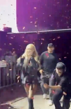 ▲BLACKPINK Ros&eacute;摔下樓令粉絲很擔心。（圖／翻攝自X）