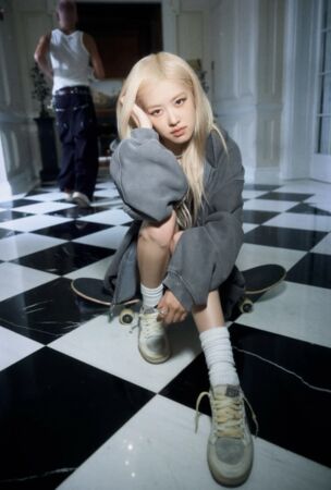 ▲▼▲▼ BLACKPINK Ros&eacute;唱一半「慘摔下樓」驚悚瞬間全被拍　影片引擔憂。（圖／翻攝自Ros&eacute; IG）