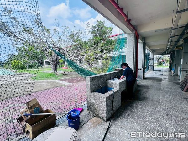 ▲台南市教育局動員防疫專案團隊，進入受災校園執行清潔與病媒蚊孳生源清除。（圖／記者林東良翻攝，下同）
