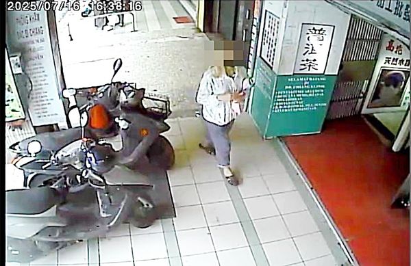 ▲桃園市議員余信憲今天指稱，接獲桃園區某社區未收到投票通知單，經查是一名婦人潛入社區抽出投票通知單。（圖／市議員余信憲提供）