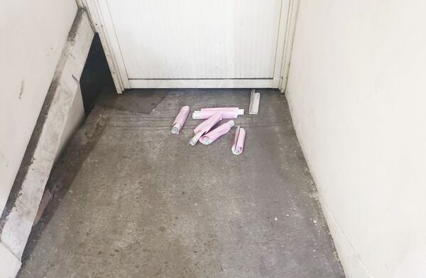 ▲桃園區某社區未收到投票通知單，經查是張姓婦人潛入社區抽出投票通知單，再棄置樓梯間。（圖／市議員余信憲提供）