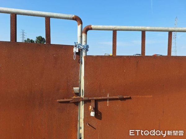 ▲▼包商在太陽能案場亂填廢棄物，還到台南元融科技公司抗議討工程款。（圖／記者許宥孺翻攝）