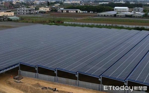 ▲▼包商在太陽能案場亂填廢棄物，還到台南元融科技公司抗議討工程款。（圖／記者許宥孺翻攝）