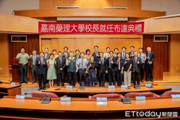 ▲嘉南藥理大學第九屆校長布達典禮，董事長薛淑惠親自頒授聘書給張翊峰校長。（圖／記者林東良翻攝，下同）