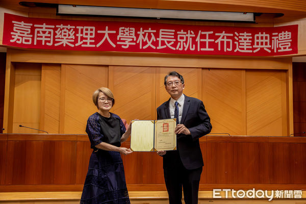 ▲嘉南藥理大學第九屆校長布達典禮，董事長薛淑惠親自頒授聘書給張翊峰校長。（圖／記者林東良翻攝，下同）