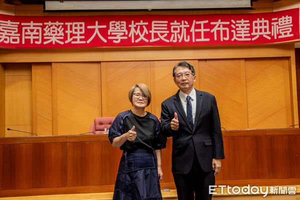 ▲嘉南藥理大學第九屆校長布達典禮，董事長薛淑惠親自頒授聘書給張翊峰校長。（圖／記者林東良翻攝，下同）