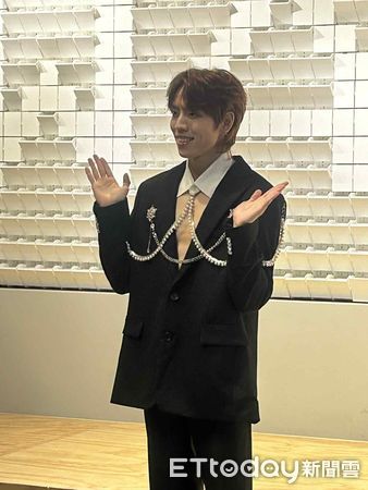 ▲▼誠意滿分！張東雨台灣受訪自爆：裡面沒穿　中空西裝打開全場驚呼。（圖／記者吳睿慈攝）