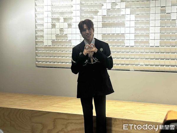 ▲▼誠意滿分！張東雨台灣受訪自爆：裡面沒穿　中空西裝打開全場驚呼。（圖／記者吳睿慈攝）