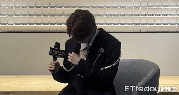 ▲▼ 誠意滿分！張東雨台灣受訪自爆：裡面沒穿　中空西裝打開全場驚呼。（圖／記者吳睿慈攝）