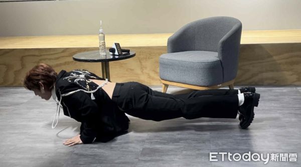 ▲▼ 誠意滿分！張東雨台灣受訪自爆：裡面沒穿　中空西裝打開全場驚呼。（圖／記者吳睿慈攝）