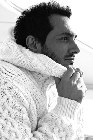 ▲「波斯男神」Iman從醫生變演員，近期推出寫真集，並由何超監製。（圖／862 Films提供）