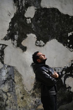 ▲「波斯男神」Iman從醫生變演員，近期推出寫真集，並由何超監製。（圖／862 Films提供）