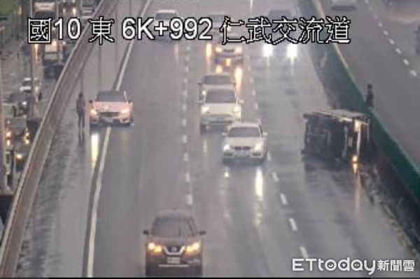 ▲▼天雨路滑！國道10號仁武段「2車追撞」　1車側翻躺內線。（圖／記者吳世龍翻攝）