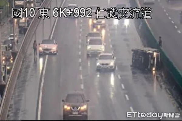 ▲▼天雨路滑！國道10號仁武段「2車追撞」　1車側翻躺內線。（圖／記者吳世龍翻攝）