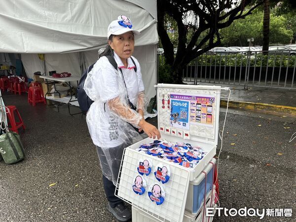 ▲國民黨凱道「不同意罷免」選前之夜，周邊攤販販售「國瑜娃娃」。（圖／記者崔至雲攝）