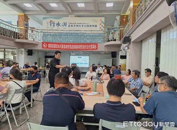 ▲陳永全博士於烏山頭水庫講授「無腳本推演」技巧，與第一線管理人員深入互動。（圖／記者林東良翻攝，下同）