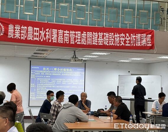▲陳永全博士於烏山頭水庫講授「無腳本推演」技巧，與第一線管理人員深入互動。（圖／記者林東良翻攝，下同）