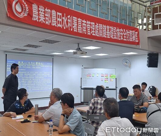 ▲陳永全博士於烏山頭水庫講授「無腳本推演」技巧，與第一線管理人員深入互動。（圖／記者林東良翻攝，下同）