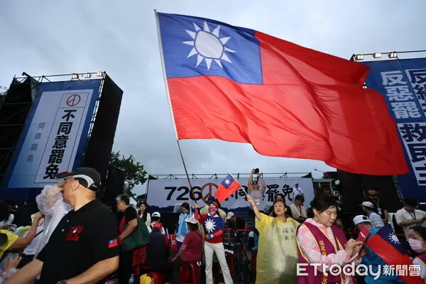 ▲有民眾在國民黨凱道選前之夜揮舞大型國旗。（圖／記者徐文彬攝）