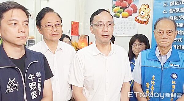 ▲國民黨主席朱立倫今天陪同立委牛煦庭在蘆竹地區掃街，受訪時強調，明天投票風雨無阻，籲請支持者一定要出來投下「不同意罷免票」。（圖／記者沈繼昌翻攝）