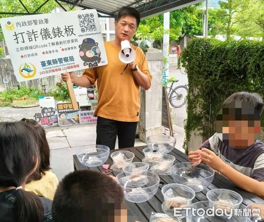 ▲台東關山警寓教於樂洗愛玉 強化青少年法治觀念。（圖／記者楊晨東翻攝）