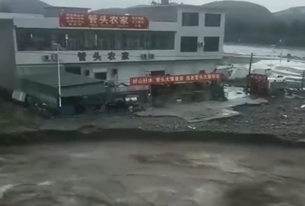 ▲▼河北易縣單日降下近1年雨量。（圖／翻攝自微博）