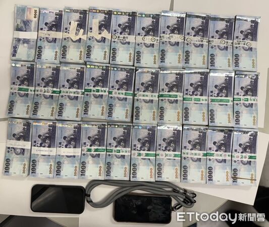 ▲高鐵台南站鐵警攜手運匠成功逮捕假投資詐騙車手，查扣贓款300萬元。（圖／記者林東良翻攝，下同）