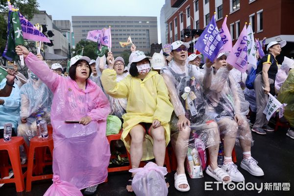 ▲▼罷團於立法院外濟南路舉辦【為民主守夜 公民集氣晚會】。（圖／記者李毓康攝）