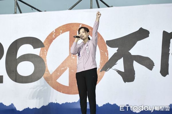 ▲遭停職中的新竹市長高虹安率先在國民黨舉辦的反罷免選前之夜打頭陣。（圖／記者徐文彬攝）