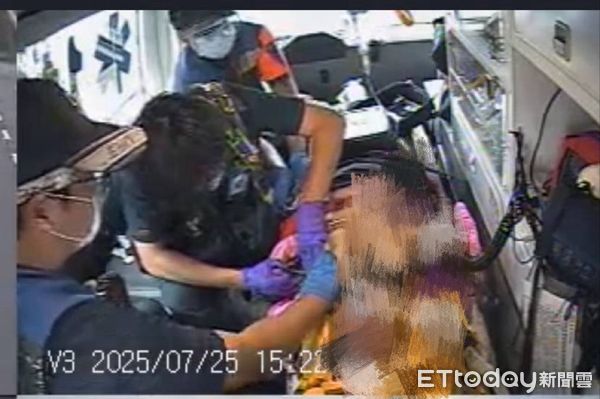 ▲ 新營區車禍現場，消防人員緊急施行高階救命術處置，搶回患者生命跡象。（圖／記者林東良翻攝，下同）