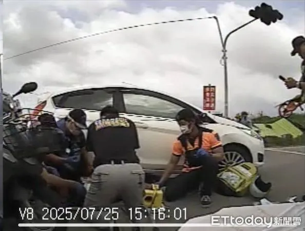 ▲ 新營區車禍現場，消防人員緊急施行高階救命術處置，搶回患者生命跡象。（圖／記者林東良翻攝，下同）