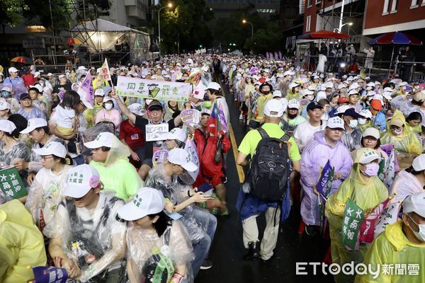 ▲▼罷團於立法院外濟南路舉辦【為民主守夜 公民集氣晚會】  。（圖／記者李毓康攝）