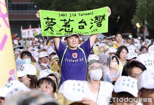 ▲▼罷團於立法院外濟南路舉辦【為民主守夜 公民集氣晚會】  。（圖／記者李毓康攝）