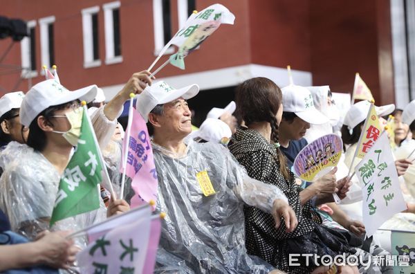 ▲▼罷團於立法院外濟南路舉辦【為民主守夜 公民集氣晚會】  。（圖／記者李毓康攝）