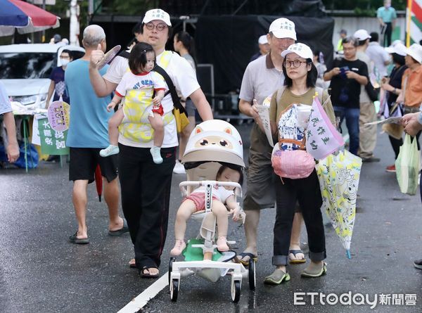▲▼罷團於立法院外濟南路舉辦【為民主守夜 公民集氣晚會】  。（圖／記者李毓康攝）