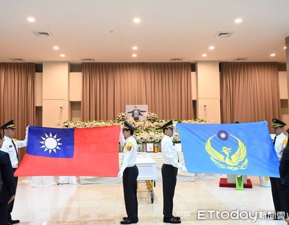 ▲勇消吳恩碩今入殮禮拜，消防旗、國旗覆棺。（圖／記者陸運陞翻攝）
