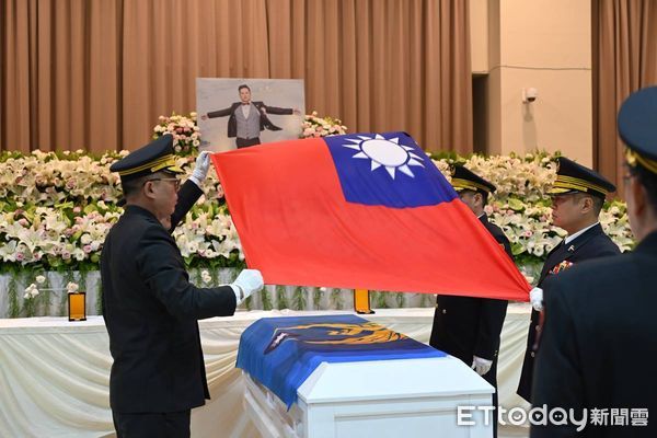 ▲勇消吳恩碩今入殮禮拜，消防旗、國旗覆棺。（圖／記者陸運陞翻攝）