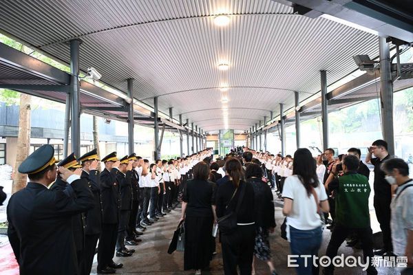 ▲勇消吳恩碩今入殮禮拜，消防旗、國旗覆棺。（圖／記者陸運陞翻攝）