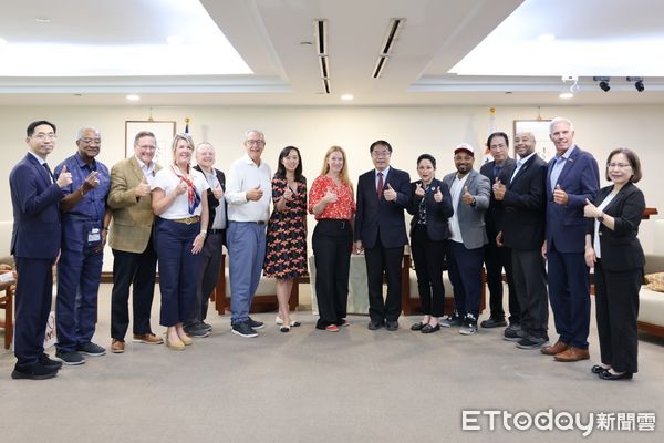 ▲ 美國中西部州議會領袖訪問團與黃偉哲市長合影，雙方熱絡互動。（圖／記者林東良翻攝，下同）