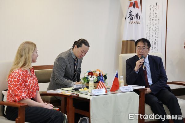 ▲ 美國中西部州議會領袖訪問團與黃偉哲市長合影，雙方熱絡互動。（圖／記者林東良翻攝，下同）