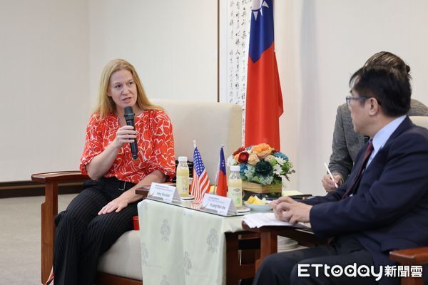 ▲ 美國中西部州議會領袖訪問團與黃偉哲市長合影，雙方熱絡互動。（圖／記者林東良翻攝，下同）