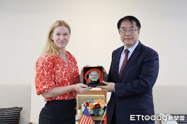 ▲ 美國中西部州議會領袖訪問團與黃偉哲市長合影，雙方熱絡互動。（圖／記者林東良翻攝，下同）