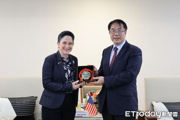 ▲ 美國中西部州議會領袖訪問團與黃偉哲市長合影，雙方熱絡互動。（圖／記者林東良翻攝，下同）