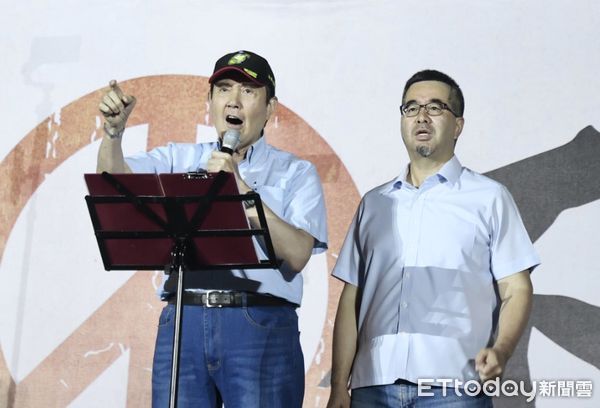 ▲▼前總統馬英九與馬英九基金會執行長蕭旭岑出席「不同意罷免」選前之夜。（圖／記者徐文彬攝）