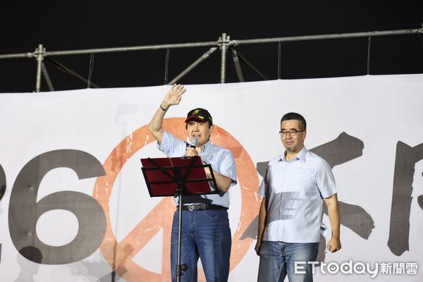 ▲▼前總統馬英九與馬英九基金會執行長蕭旭岑出席「不同意罷免」選前之夜。（圖／記者徐文彬攝）