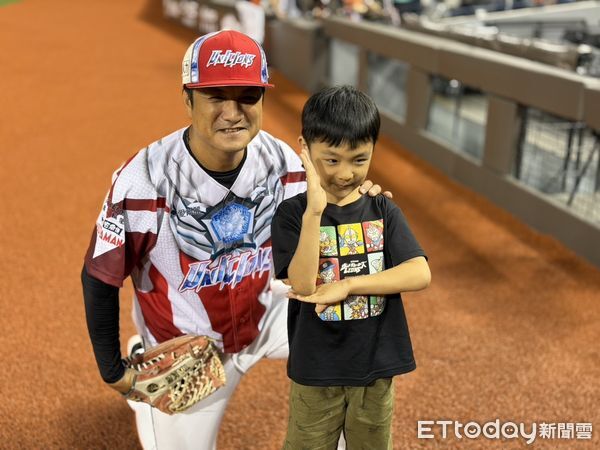 ▲潘武雄與兒子潘瑋宸合照。（圖／記者胡冠辰攝）