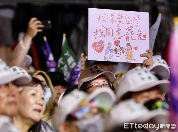 ▲▼罷團於立法院外濟南路舉辦【為民主守夜 公民集氣晚會】。（圖／記者李毓康攝）