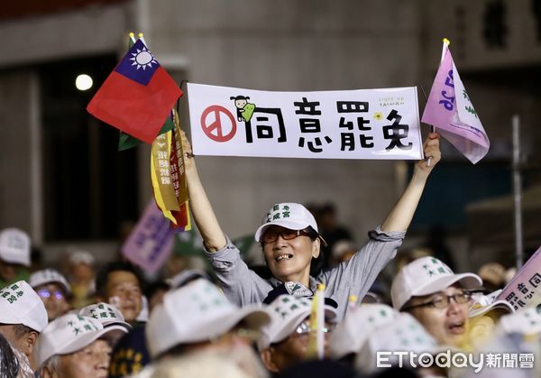 ▲▼罷團於立法院外濟南路舉辦【為民主守夜 公民集氣晚會】。（圖／記者李毓康攝）